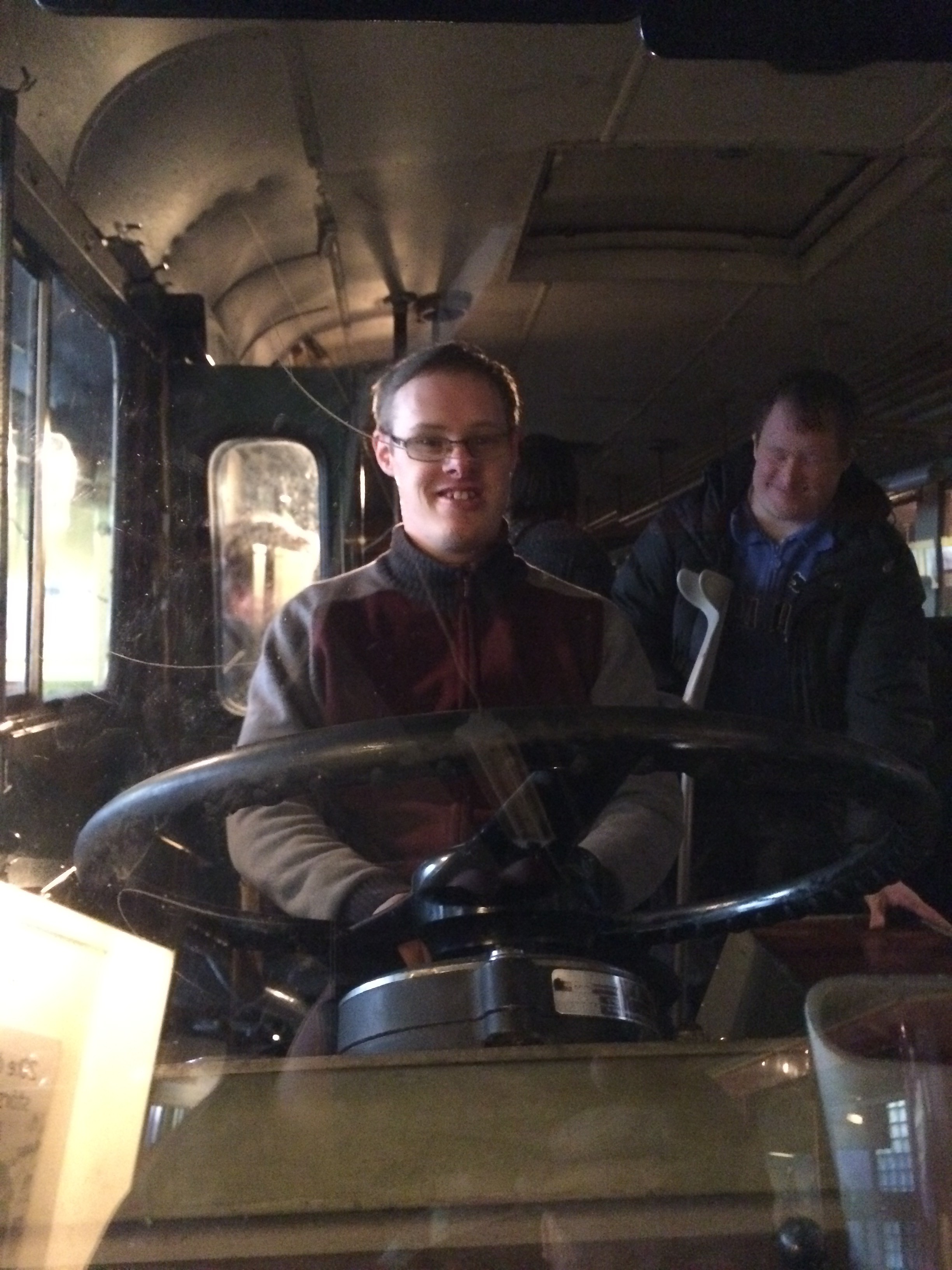 Fredrik provar på att köra buss.