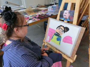 Therese jobbar på sitt porträtt av Zlatan.